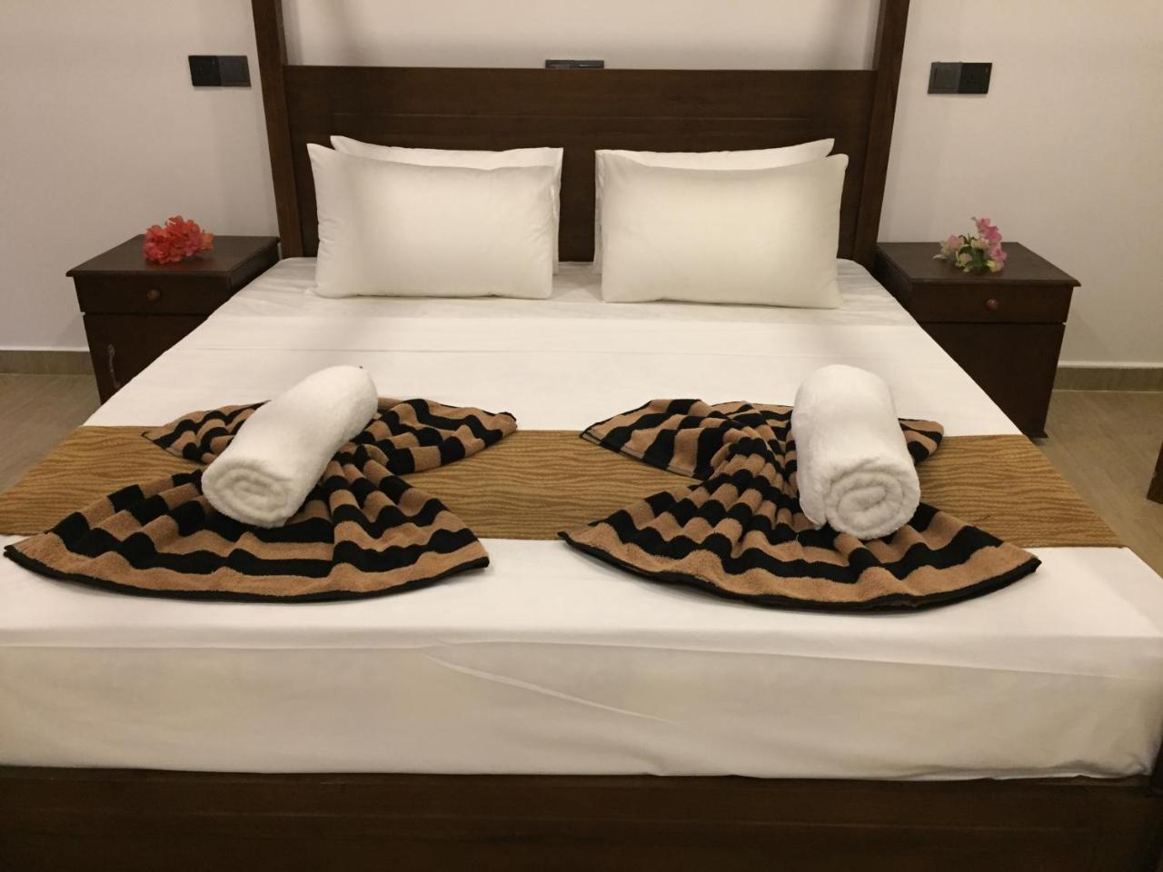 Bay Hiriketiya Hotel Диквела Екстериор снимка