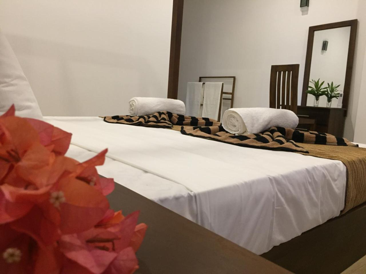 Bay Hiriketiya Hotel Диквела Екстериор снимка