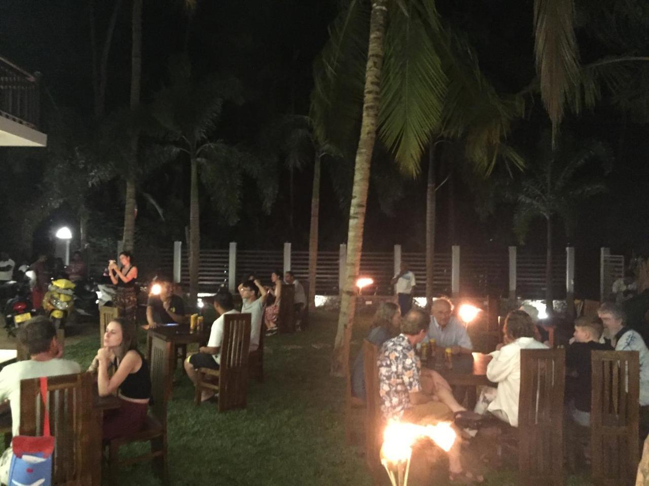 Bay Hiriketiya Hotel Диквела Екстериор снимка