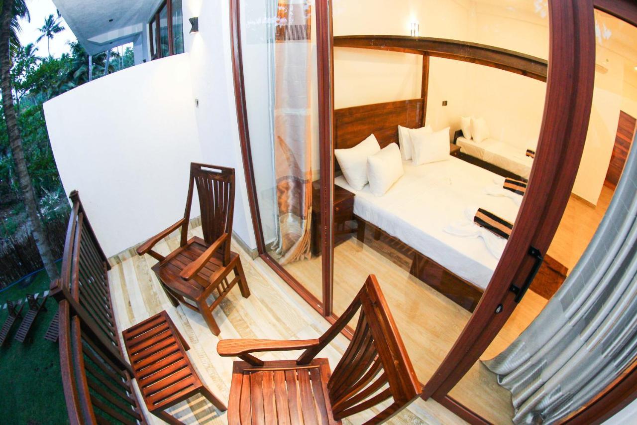 Bay Hiriketiya Hotel Диквела Екстериор снимка